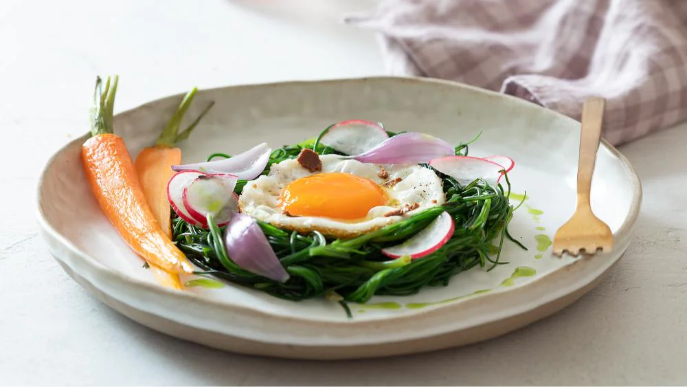 nidi-di-agretti-con-uovo-.occhio-di-bue-e-bottarga
