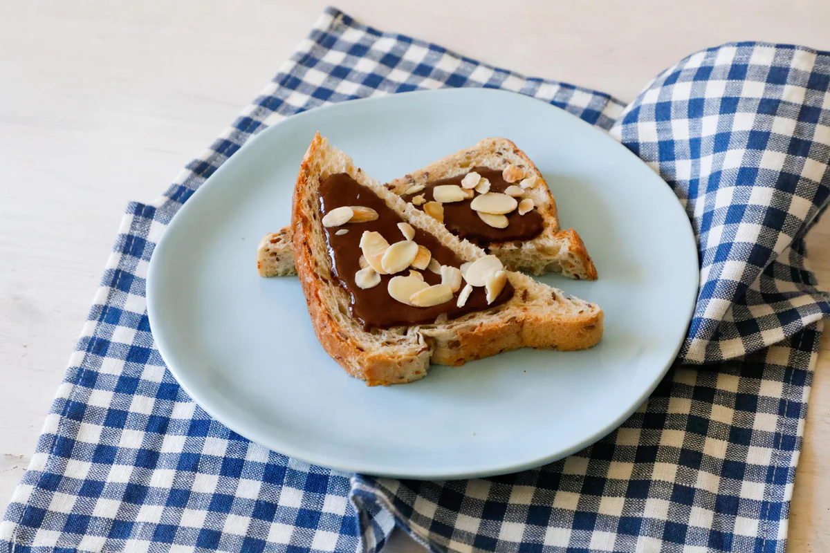 Crema alle Mandorle e Cacao con Pane Croccante ai Semi Misti