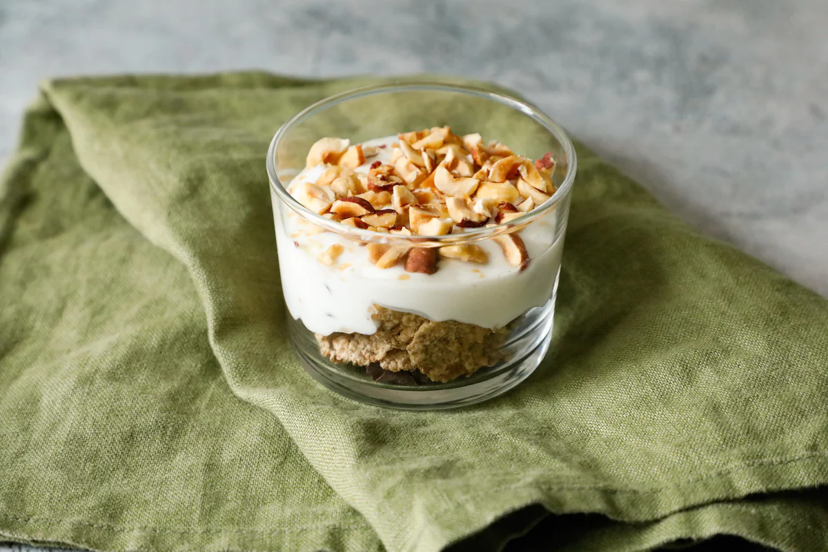 dolce-al-bicchiere-allo-yogurt-con-fiocchi-di-riso-e-frumento-intergrale