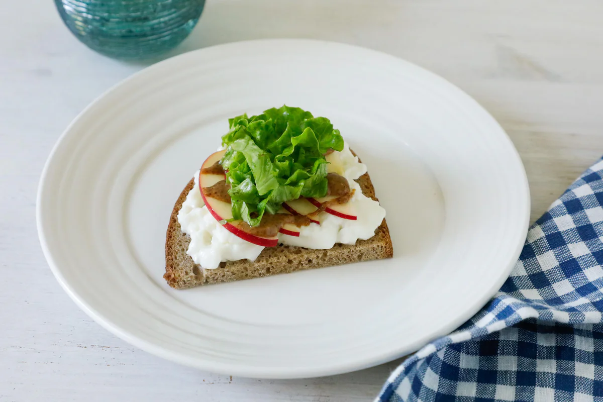 pane-integrale-crescenza-mela-lattuga-crema-mandorle