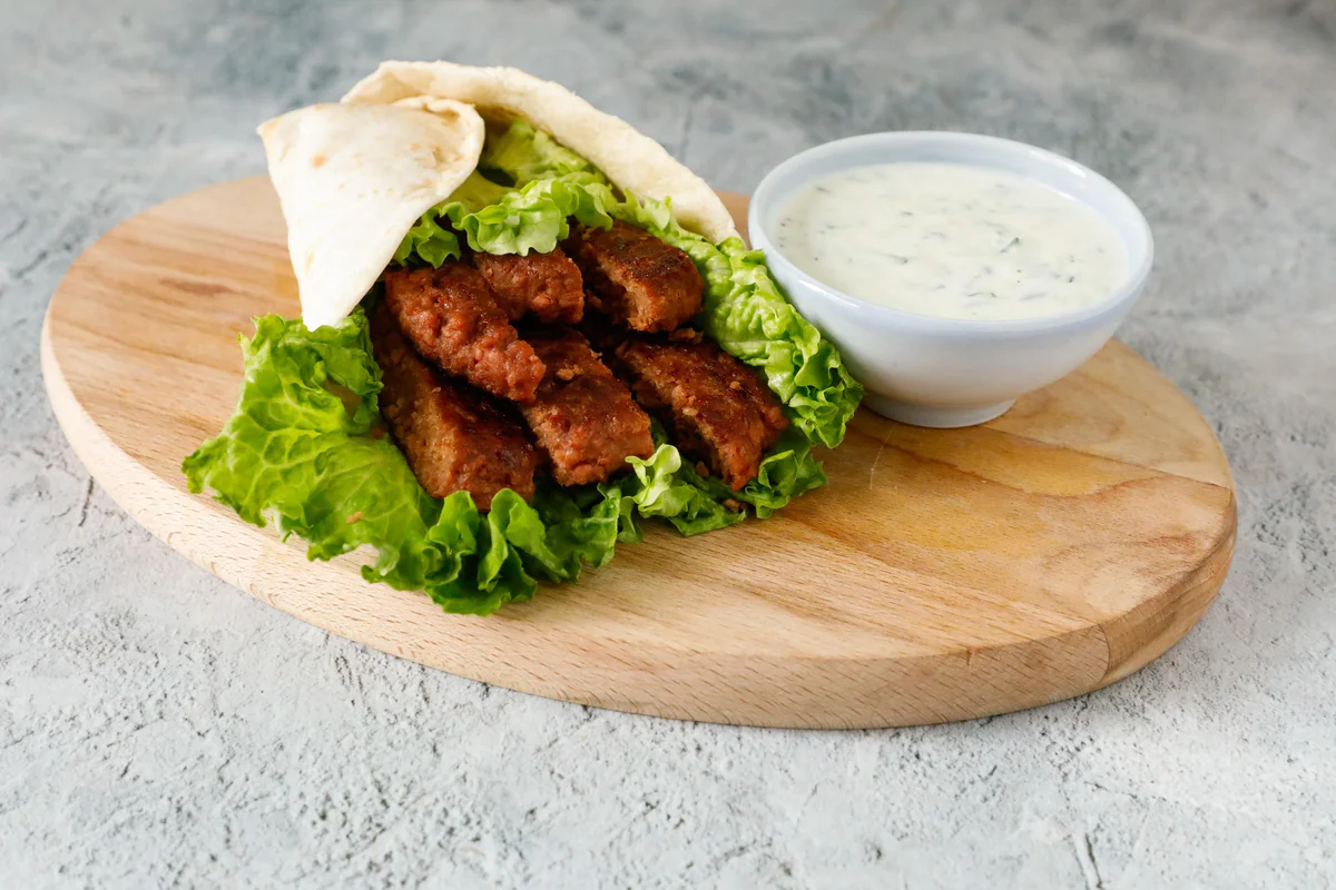 piadina-con-burger-vegetariano-e-salsa-tzatziki