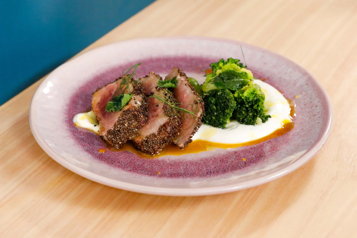 tataki-di-tonno-con-verdure-crema-yogurt-riduzione-arancia