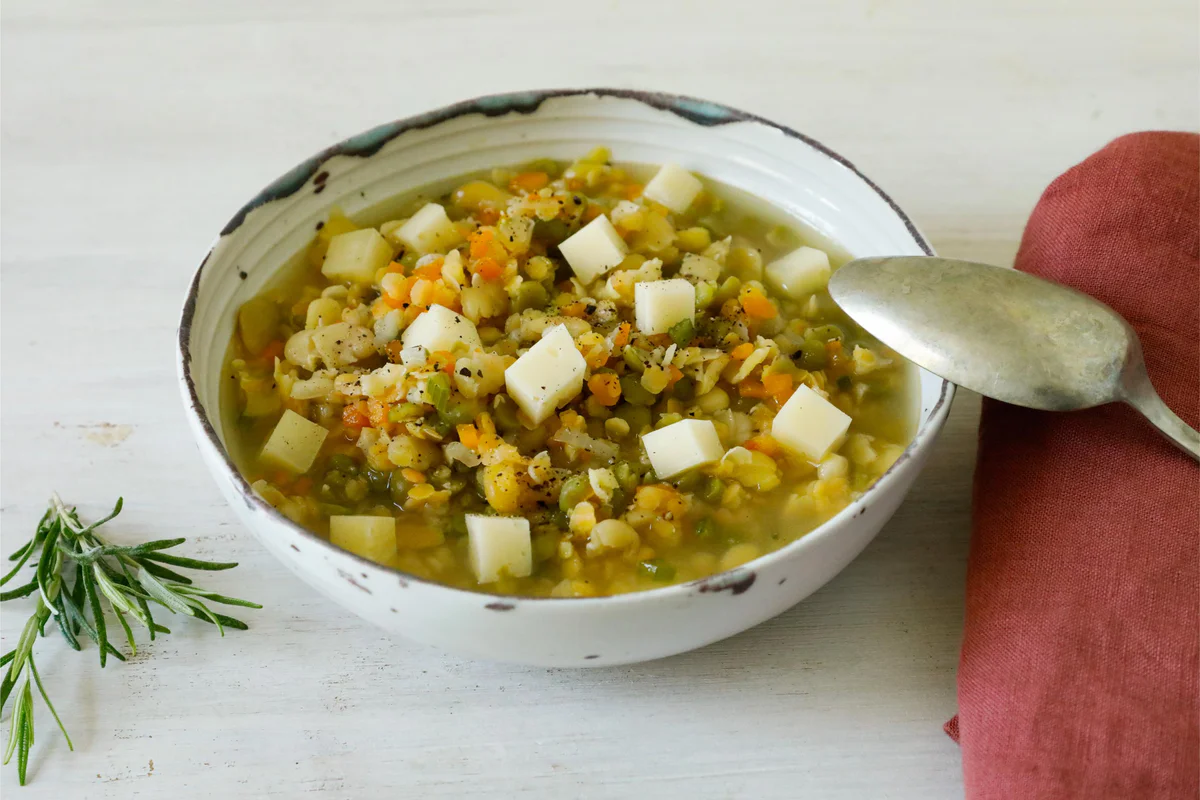 zuppetta-di-legumi-con-dadolata-di-formaggio