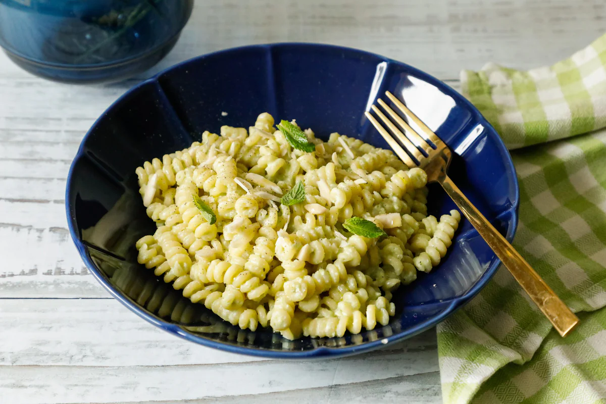 fusilli-con-pesto-di-fave-e-mandorle