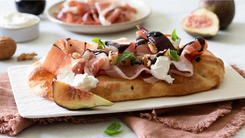pinsa-con-robiola-fichi-prosciutto-e-noci