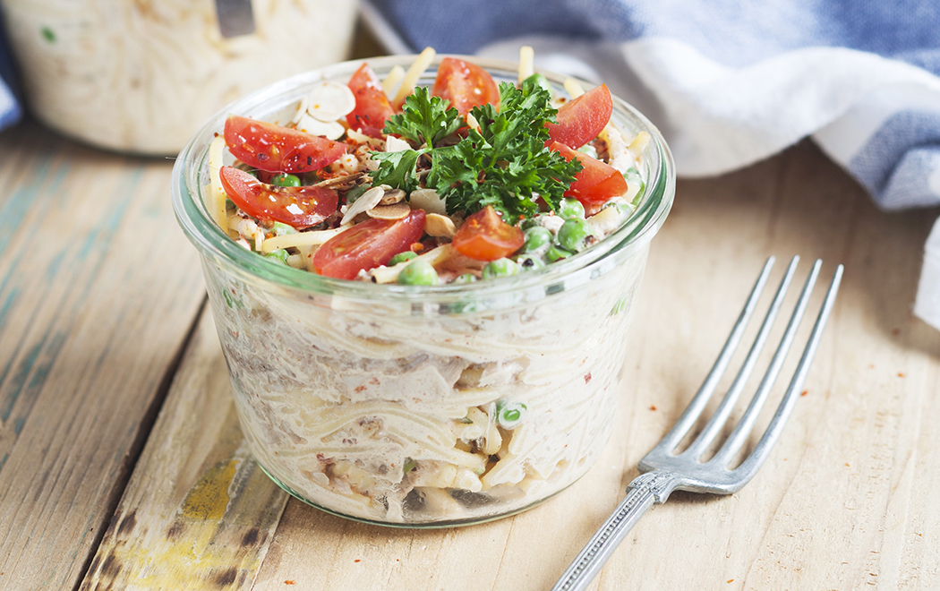 insalata-di-pasta-con-piselli-e-salsa-sriracha-thumbnail