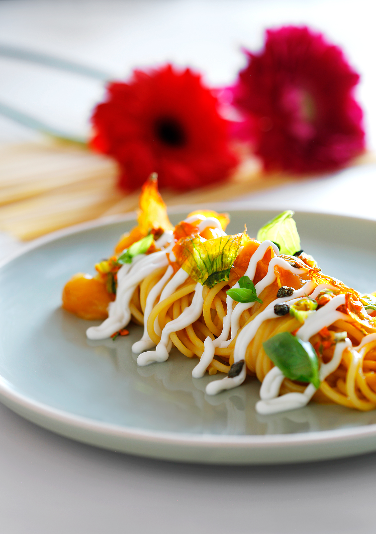 Spaghetti-con-colatura-alici-datterini-gialli-ricotta-thumbnail