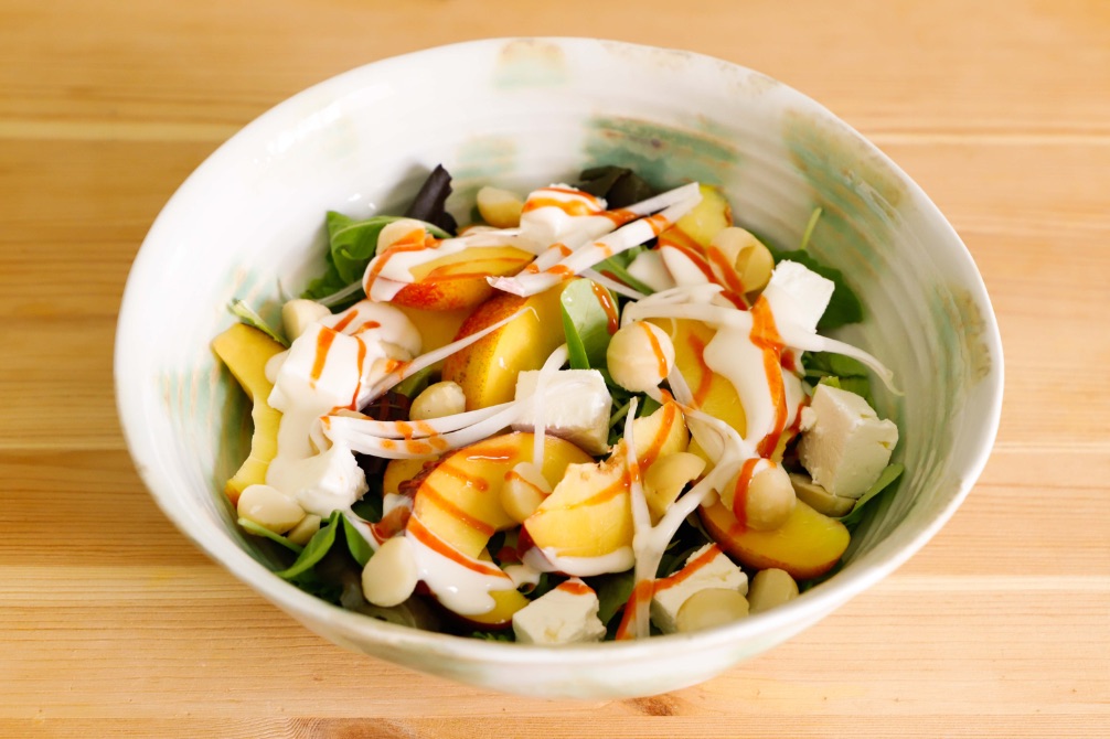 insalata-con-pesche-feta-noci-di-Macadamia-thumbnail