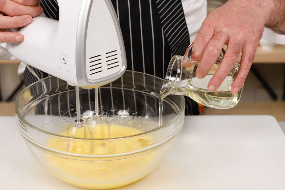 aggiungere olio e acqua