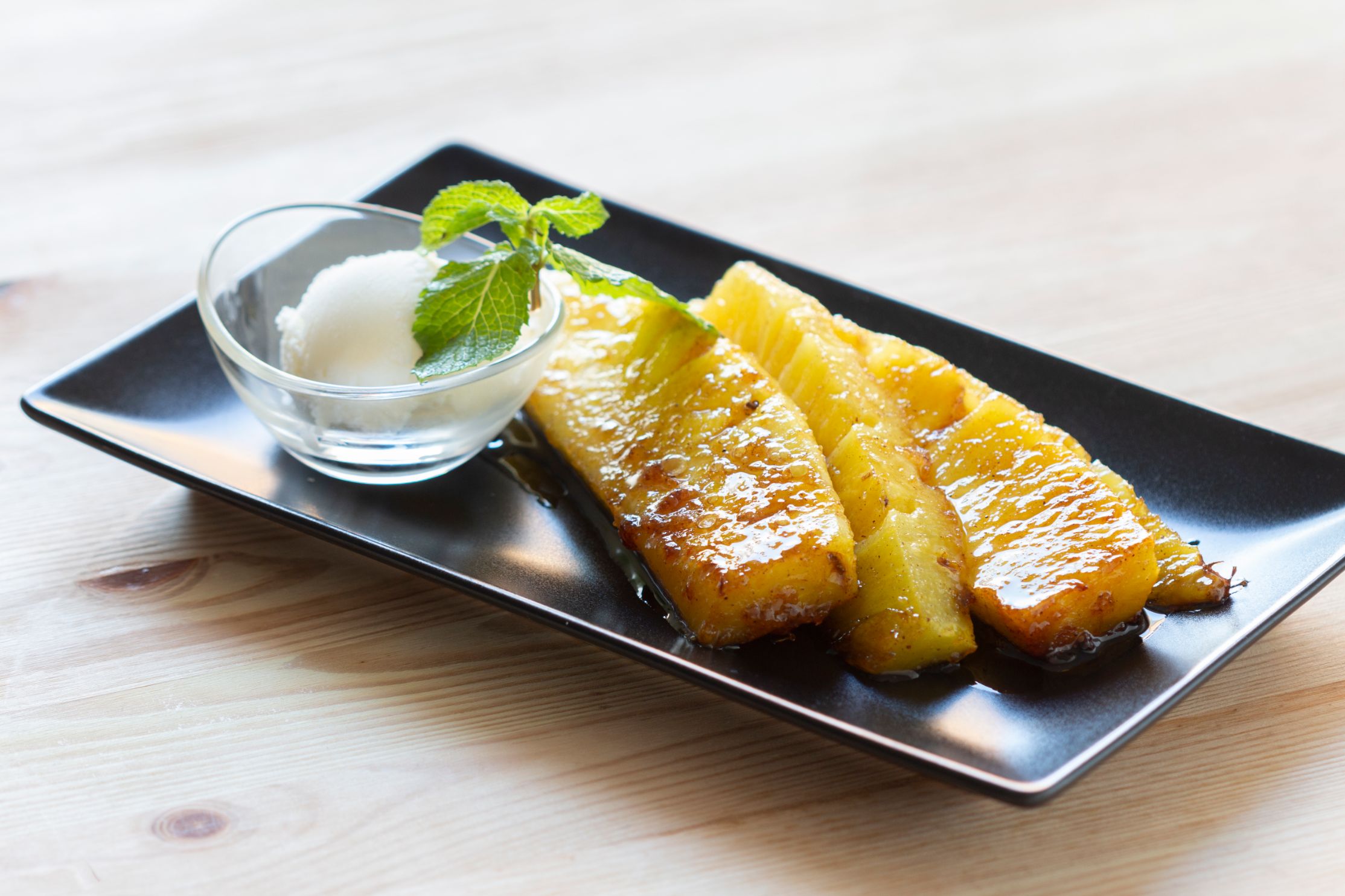 ananas-caramellato-con-gelato-fiordilatte-thumbnail