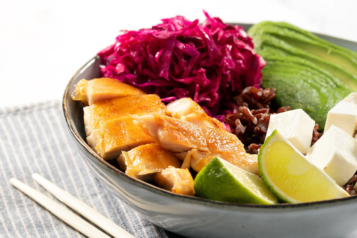 bowl-di-pollo--riso-rosso--avocado--primosale--cavolo-cappuccio--thumbnail
