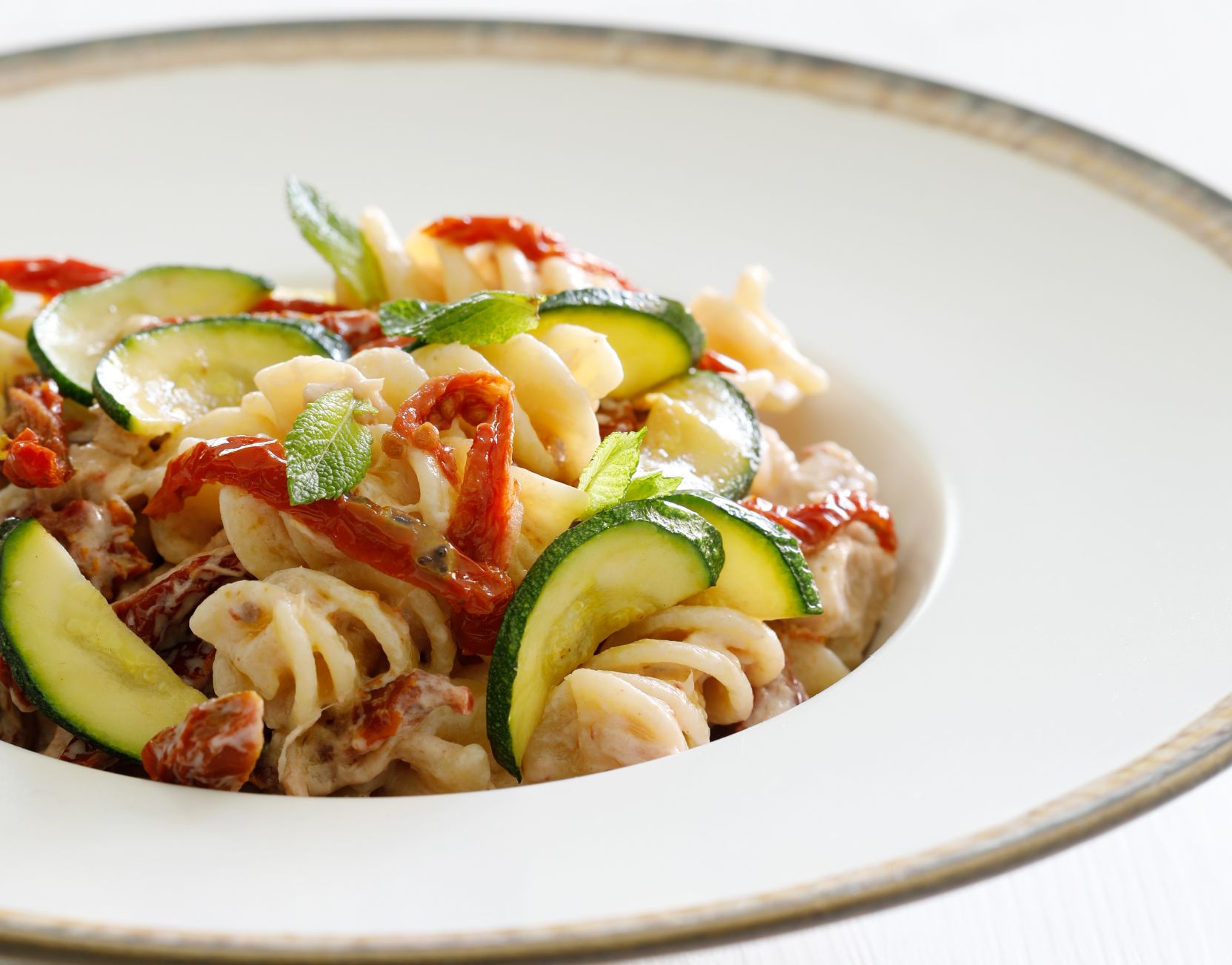 pasta-fredda-con-zucchine--pomodori-secchi--tonno--menta-e-ricot-thumbnail