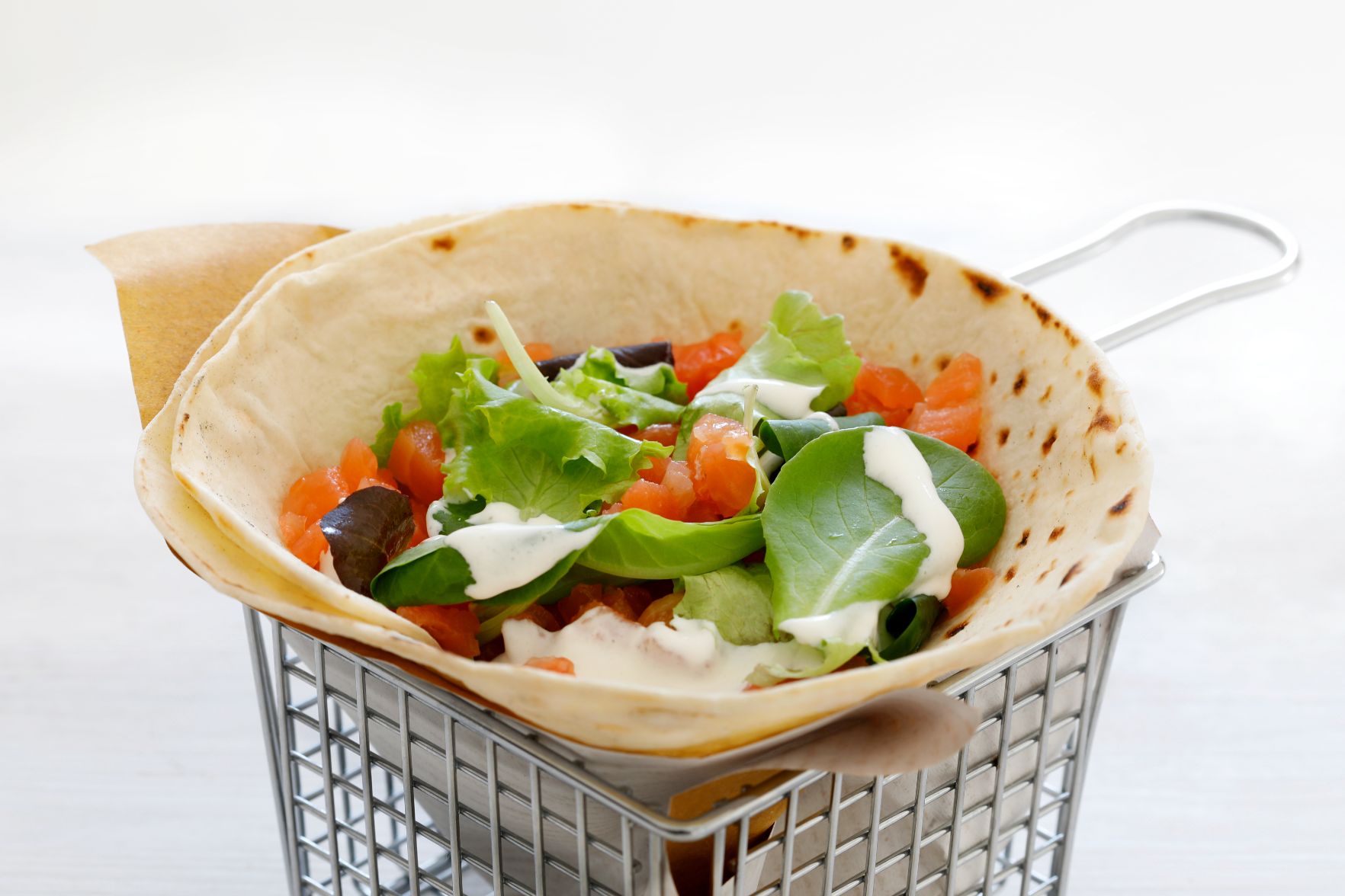 piadina-con-stracciatella--tartare-di-salmone-e-misticanza-thumbnail
