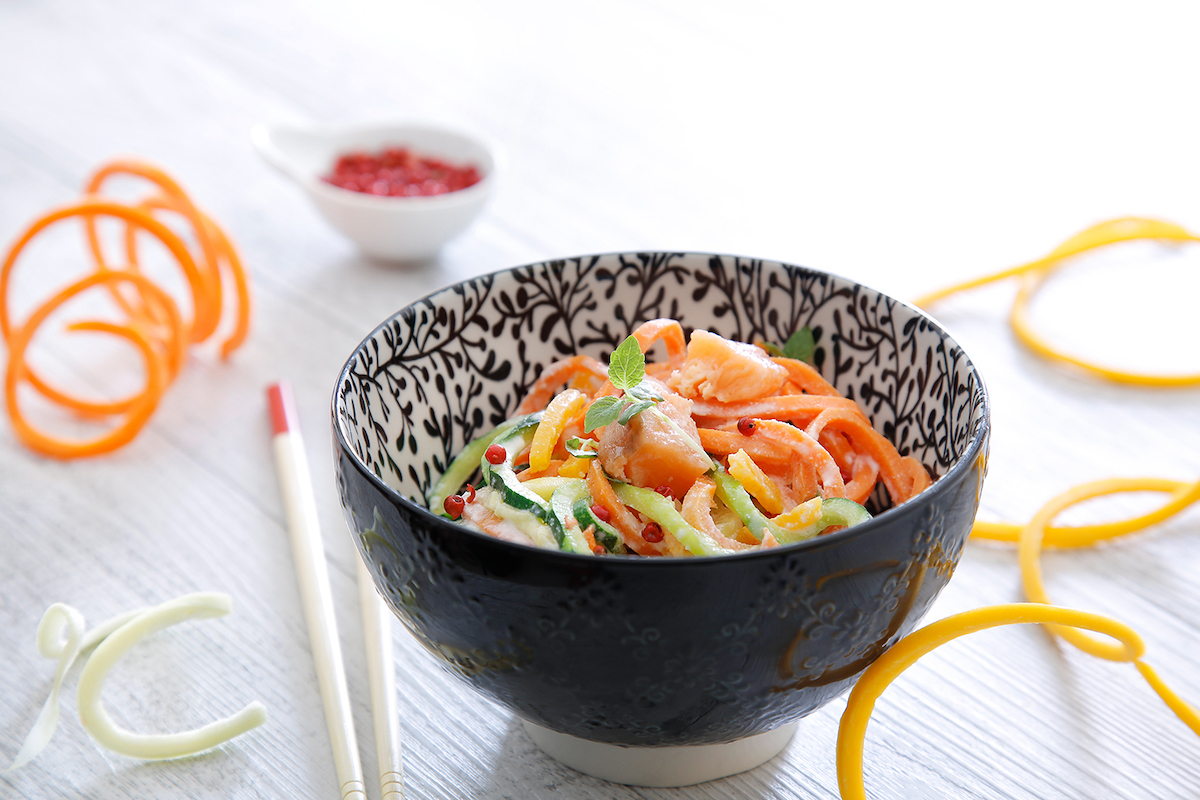 spaghetti-di-verdure-con-cubetti-di-salmone-thumbnail