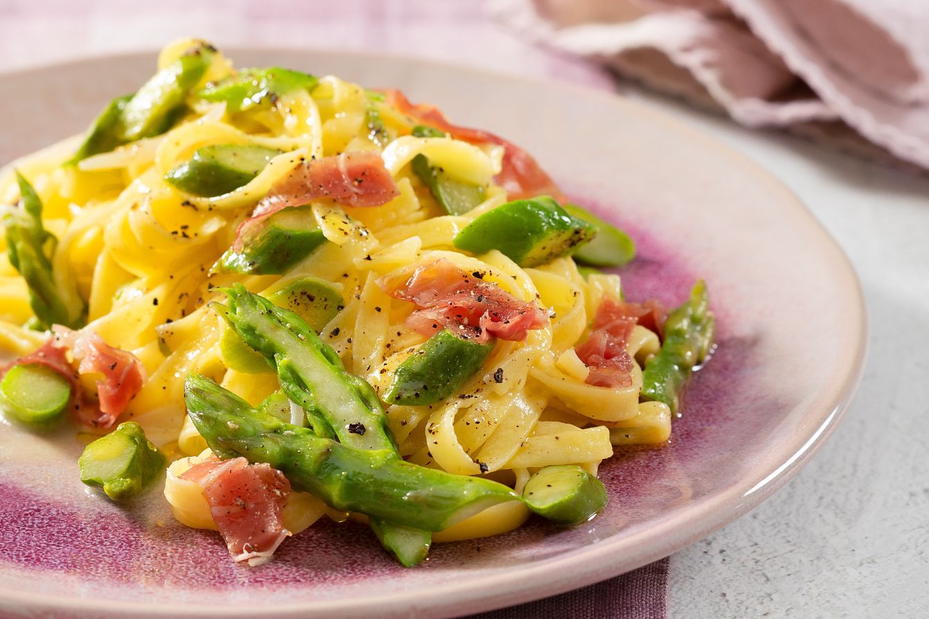 tagliatelle-con-asparagi--prosciutto-crudo-e-piave-thumbnail