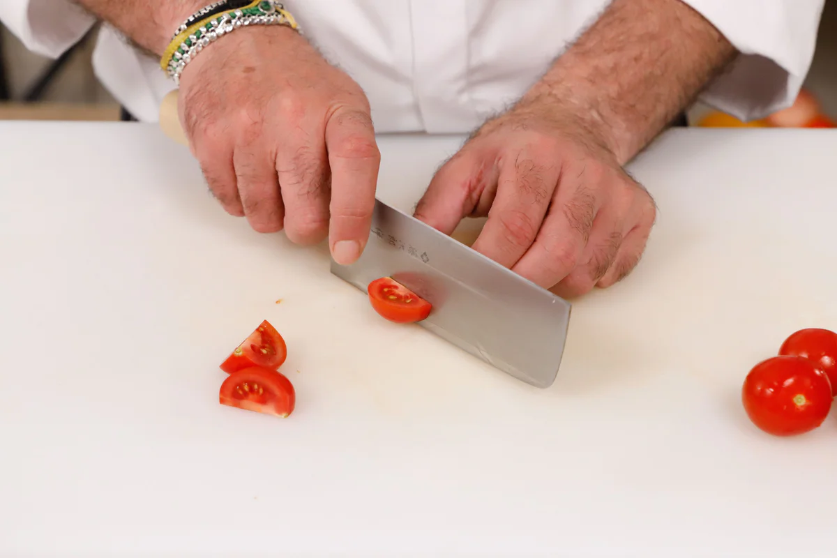 tagliare i pomodori