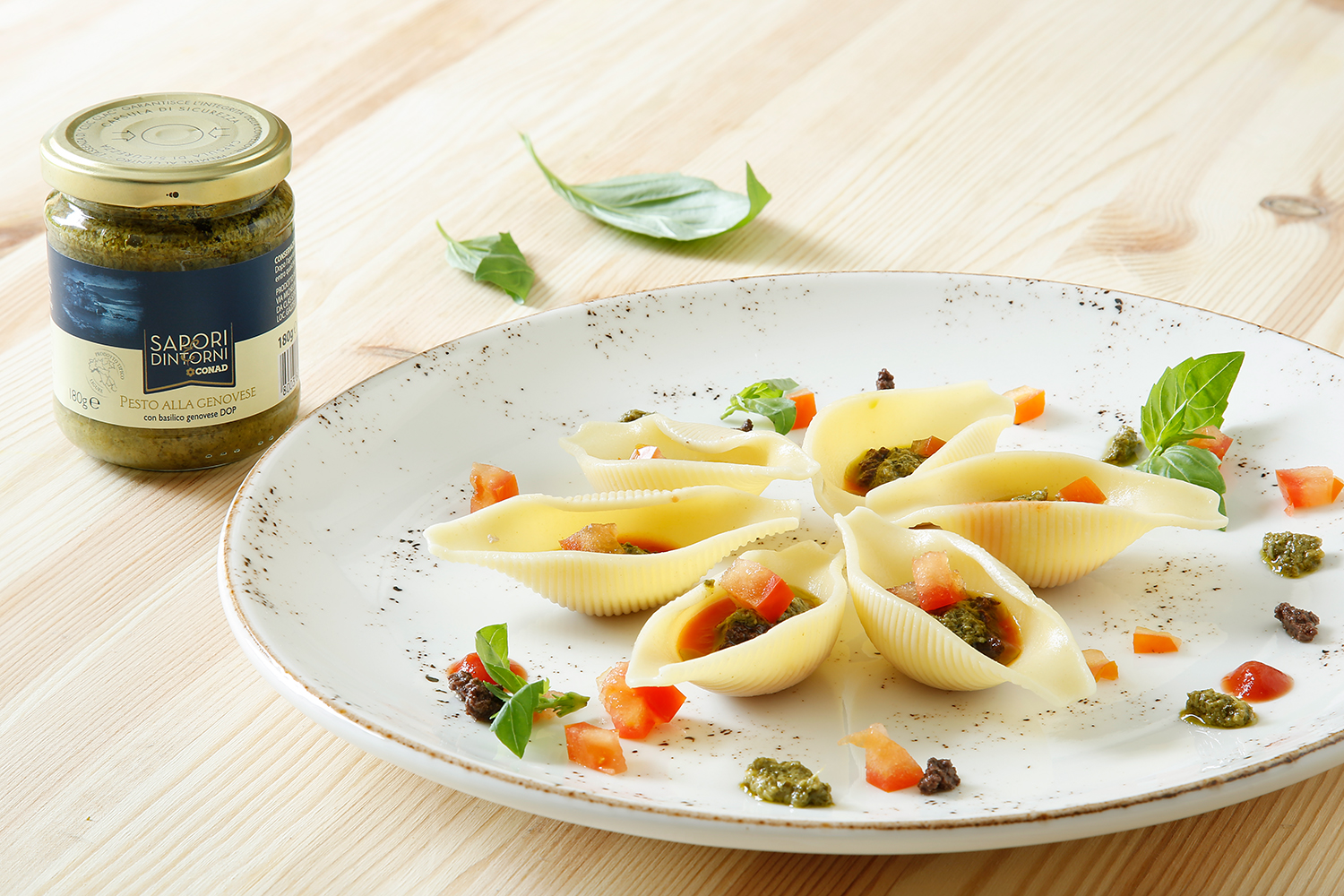 conchiglioni-con-pesto-alla-genovese-e-pate-di-olive-taggiasche-thumbnail
