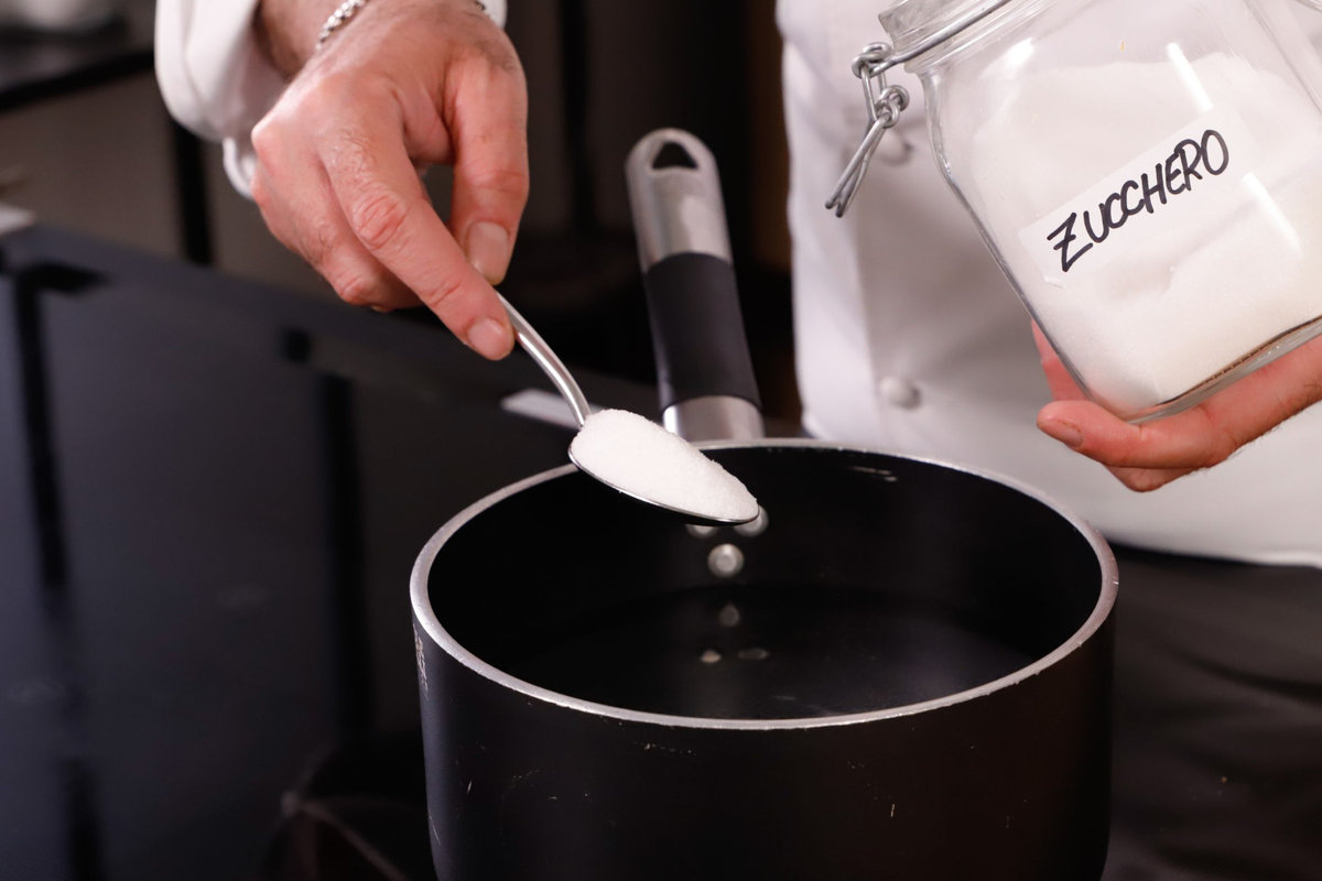 sciogliere zucchero in acqua bollente