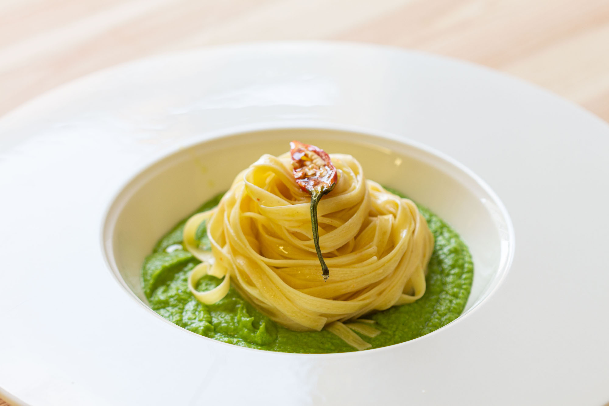 fettuccine-aglio-e-olio-su-crema-di-piselli-thumbnail