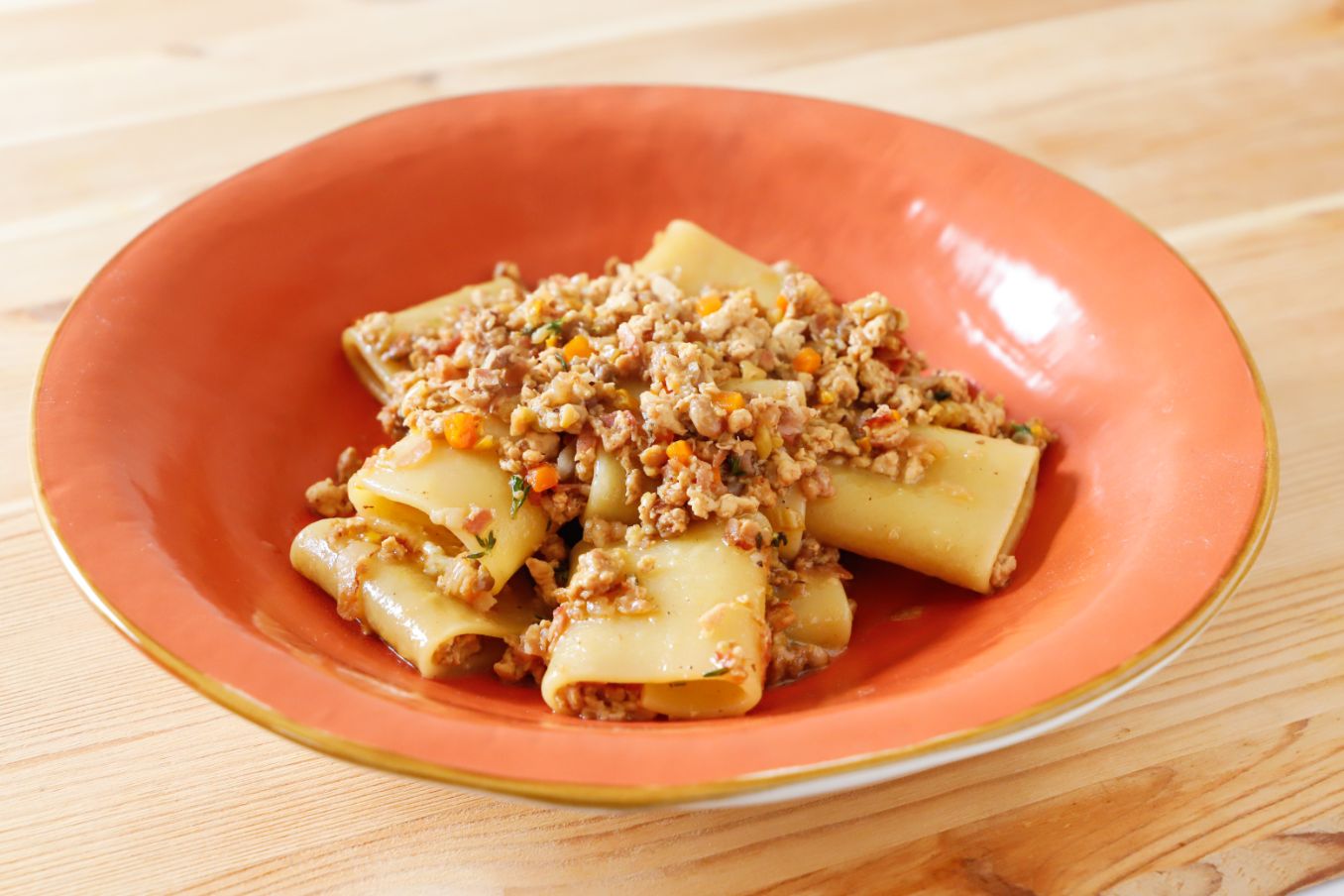 paccheri-al-ragu-di-faraona-olive-taggiasche-e-timo-thumbnail