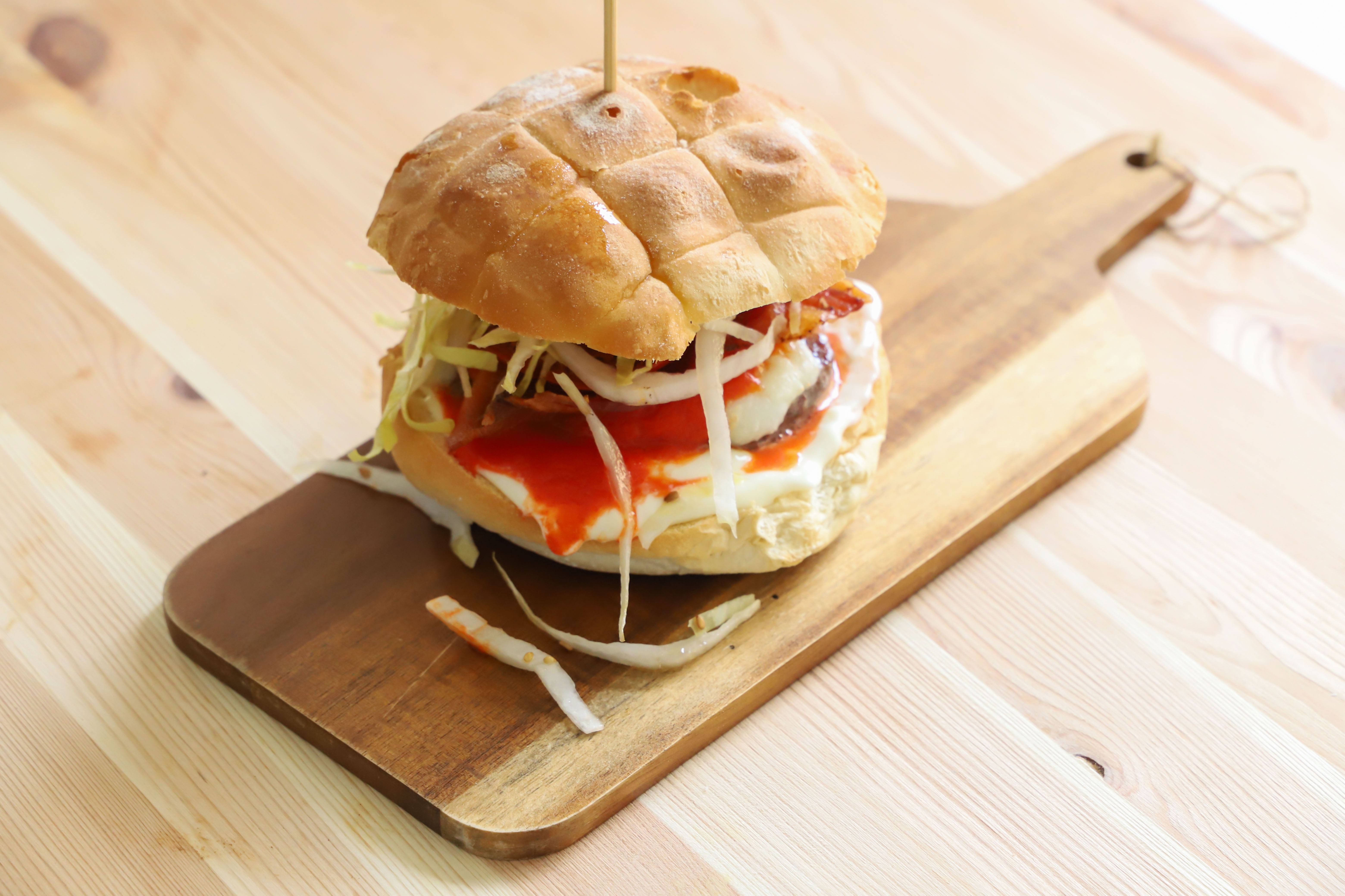 Hamburger-di-razza-piemontese-con-guanciale-e-mozzarella-thumbnail