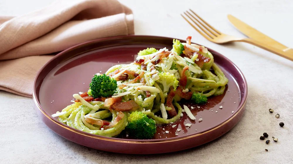 spaghettoni-con-crema-di-broccoli-e-guanciale-croccante